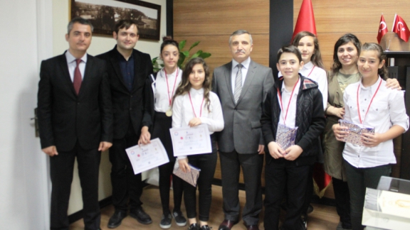 E- Twinning Ekibi Öğrencileri Ödüllendirildi