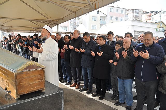 Murat Bingöl annesi Emine Bingöl'ü dualarla hak yoluna uğurladı