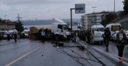 Küçükçekmece'de metrobüs yoluna hafriyat kamyonu girdi